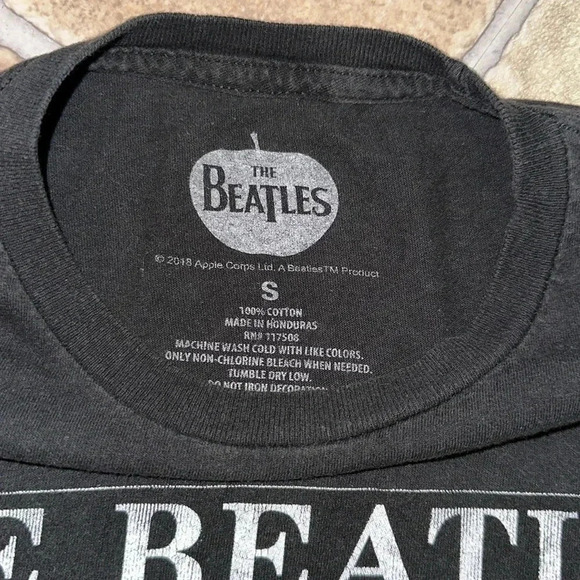 The Beatles Abbey Road Album Cover T-Shirt Size Small short sleeve black color - Picture 3 of 5